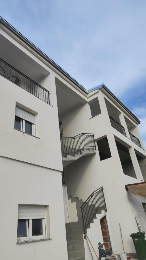 Apartments Horvat ビビニェ エクステリア 写真